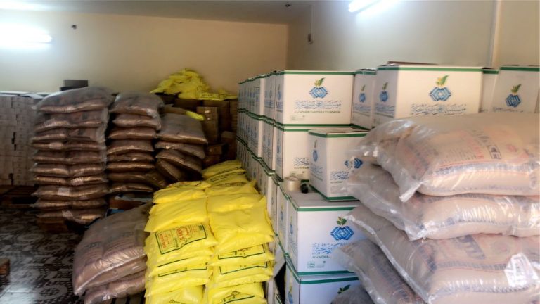 جانب من توزيع السلات الغذائية والماء لشهر رمضان المبارك لعام ١٤٤٤هـ